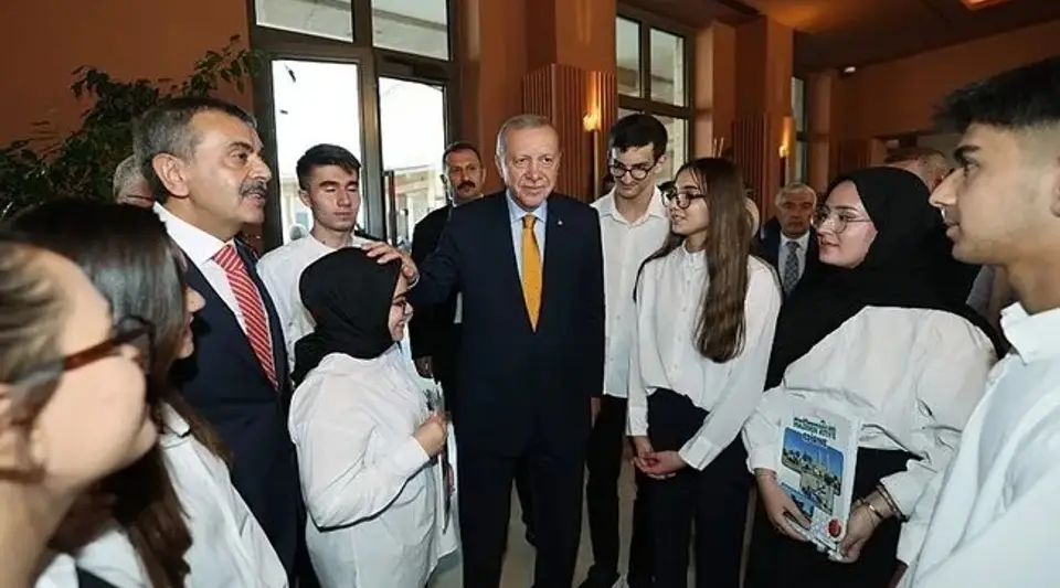 Cumhurbaşkanı Erdoğan Ahlat'ta Öğrencileri Kabul Etti! Gençlerle Sohbet Etti
