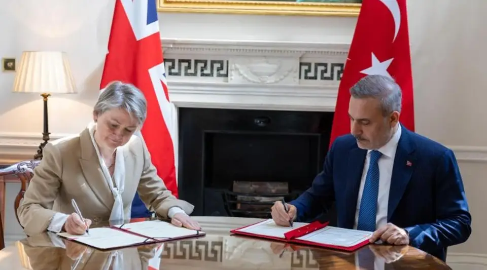 Türkiye ve İngiltere Arasında Tarihi İmza