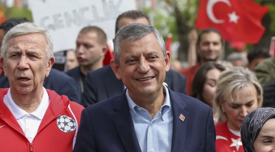 Özgür Özel: "Atatürk Cumhuriyet'i Genelbaşkanlara Değil, Gençlere Emanet Etti"