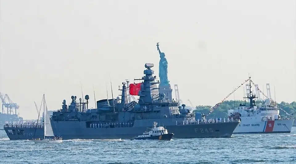 TCG Oruçreis, ABD'nin 250. Bağımsızlık Yılı Kutlamalarında New York'ta Türk Bayrağını Dalgalandırdı