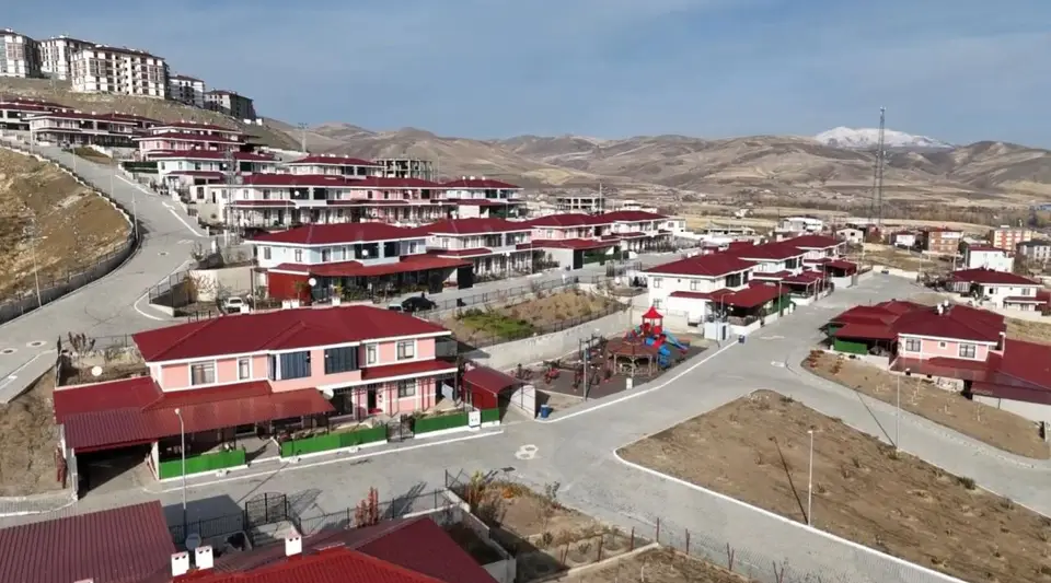 Ahıska Türkü Aileler Bitlis Ahlat'ta Yeni Konutlarına Yerleşiyor