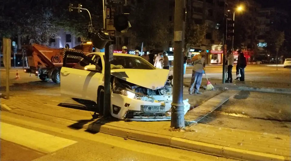 Bursa İnegöl'de iki otomobil çarpıştı, 7 kişi yaralandı