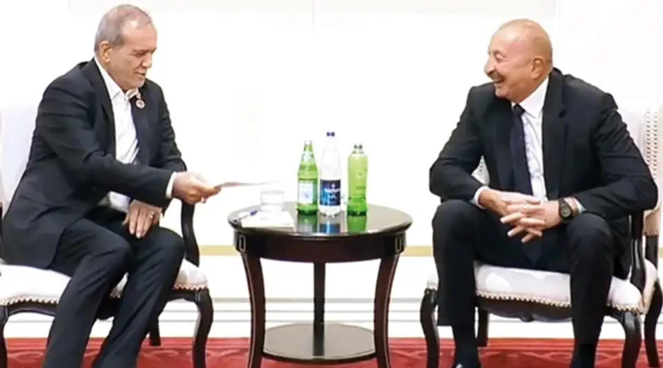 Pezeşkiyan ve Aliyev'in su diyaloğu zirvede güldürdü