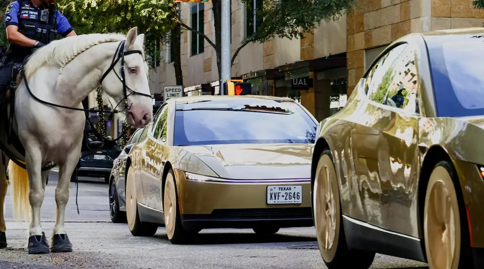 Tesla, Cybercab robotaksisini Austin'de hizmete sundu