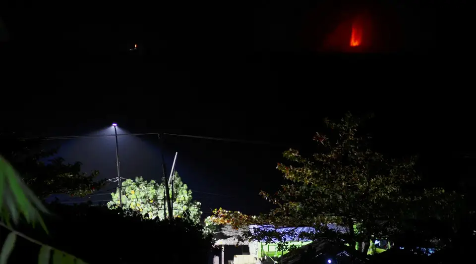 Yanardağı patladı, okullar ve havalimanı kapatıldı