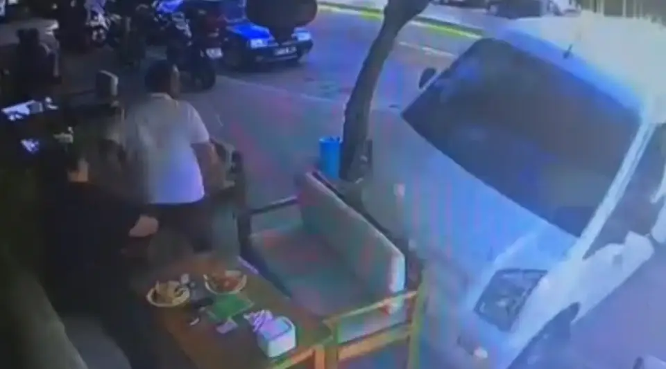 Minibüs kafeye daldı, müşteriler son anda kurtuldu