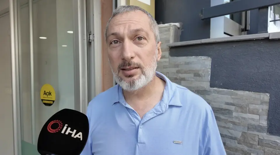 Ofisteki sesin peşine düşen emlakçı kediyi tabeladan kurtardı