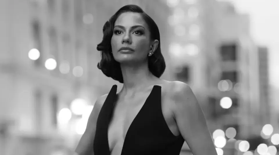Demet Özdemir Kısa Saçlı Yeni Pozlarıyla Dikkat Çekti