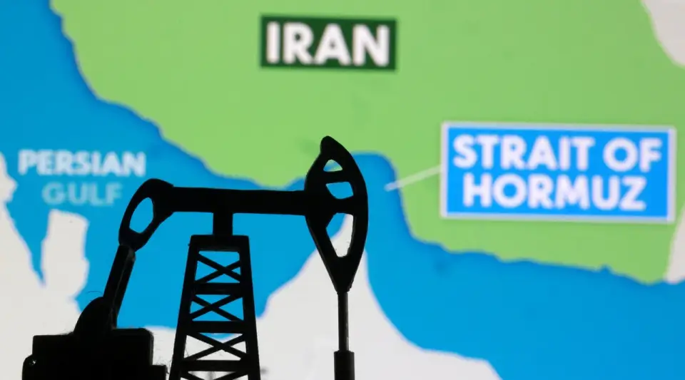 Hürmüz Boğazı'nda gemi vuruldu: Brent petrol 100 doları aştı