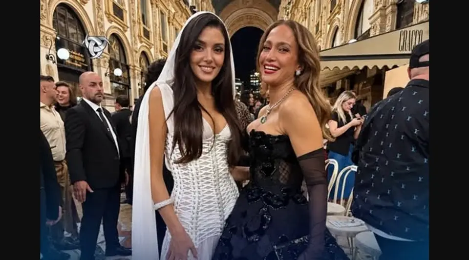 Hande Erçel, Jennifer Lopez'le Poz Verdi: O Kareye Yorum Yağdı! "J.Lo'dan Daha Güzelsin"