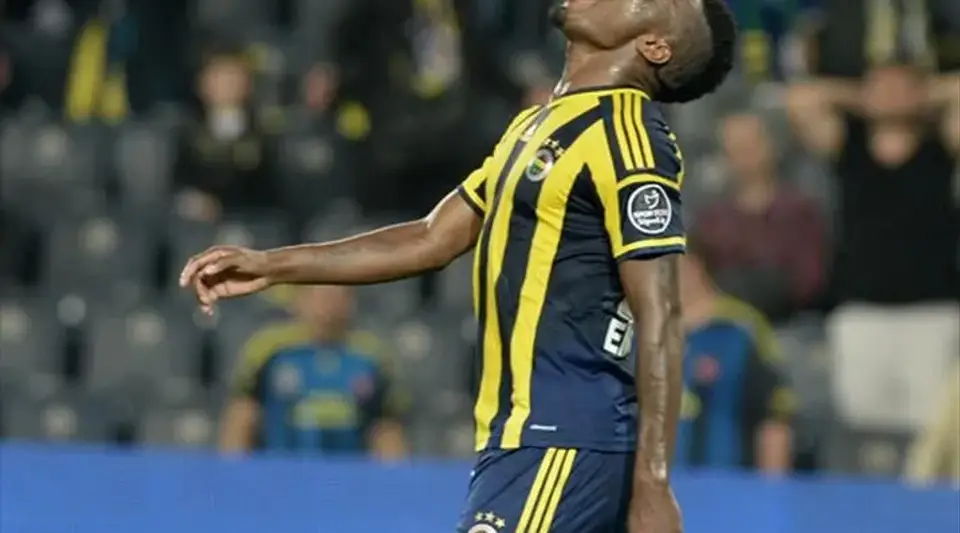 Fenerbahçe'nin Unutulmaz Golcüsü Emenike Yıllar Sonra İstanbul'da: Mahalle Kahvesinde Kivi Keyfi Yaparken Görüldü