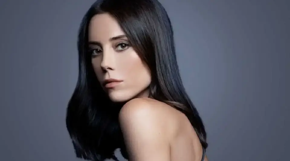 Cansu Dere 'Mavi Orkide' Dizisiyle Ekranlara Dönüyor