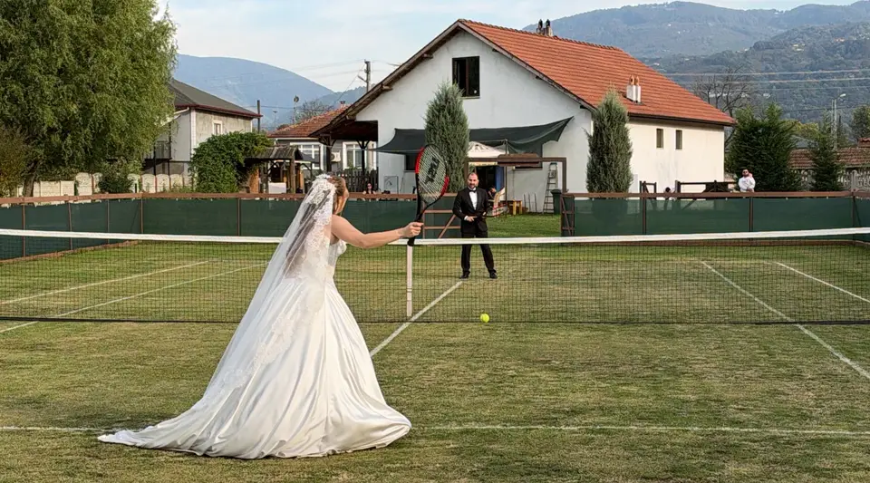 Tenis dersinde başlayan aşk köyde gelin damat olarak kutlandı