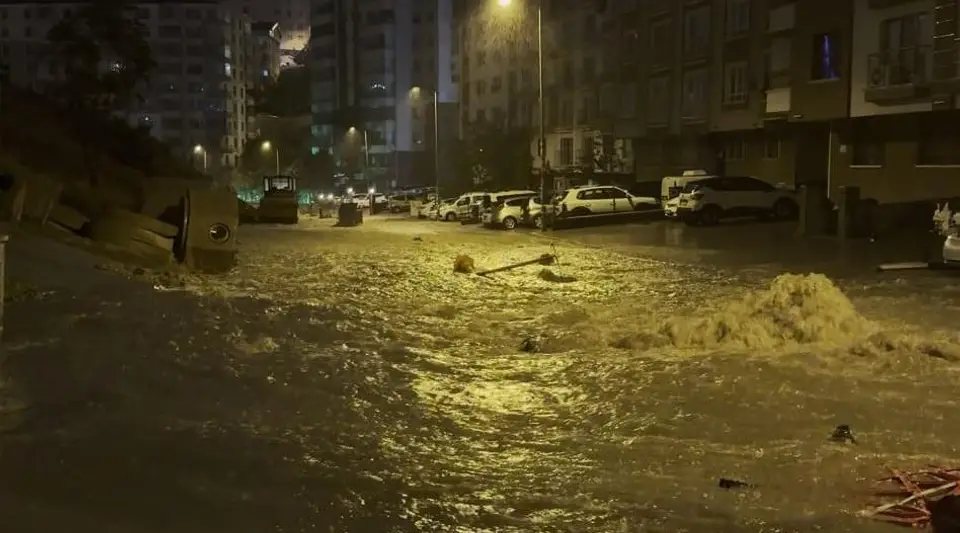 Ankara Keçiören'de sağanak sonrası rögar taştı