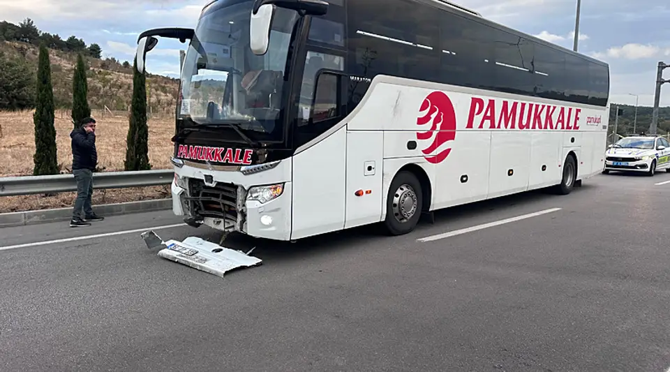Ayvacık'tan İzmir'e Giden Yolcu Otobüsü Otomobil ile Çarpıştı: 2 Ölü