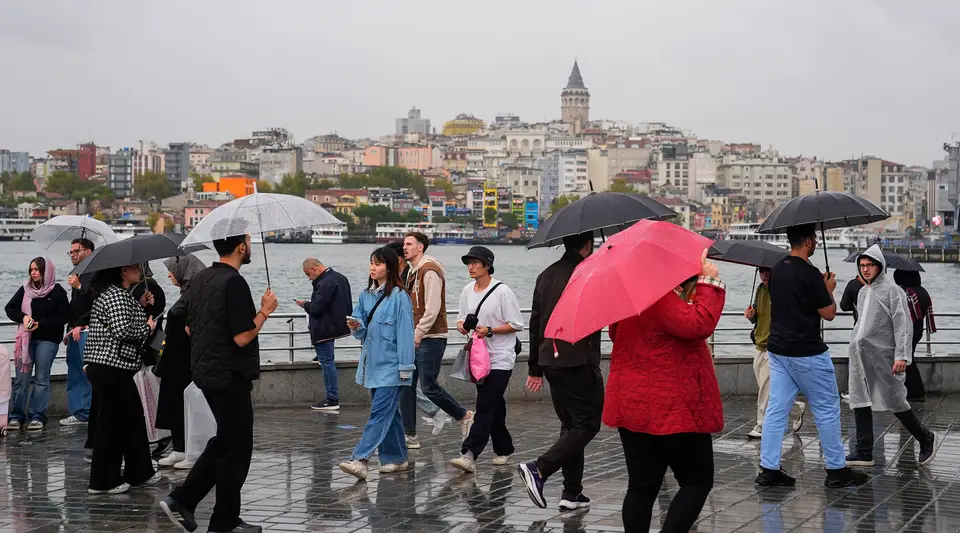 İstanbul'da kuvvetli sağanak: Valilik 3 ilçeye uyarı