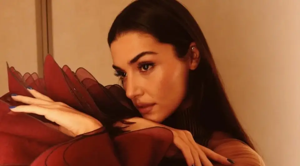 Hande Erçel Bordolara Büründü! O Pozlara Beğeni Yağdı