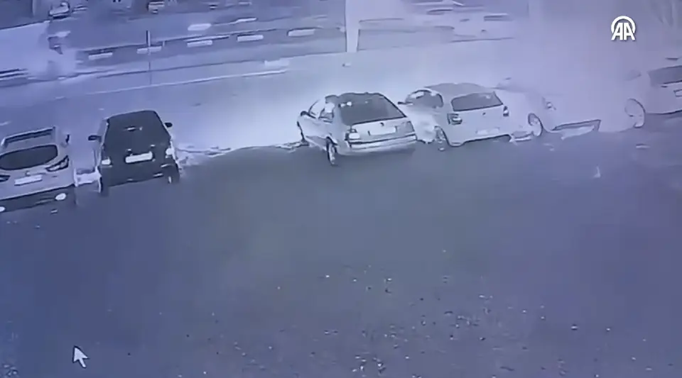 Benzin bidonuyla geldi, galerideki 6 aracı kundakladı