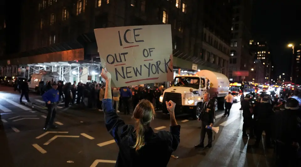 New York'ta göçmen operasyonunda ateş açıldı, protestolar çıktı