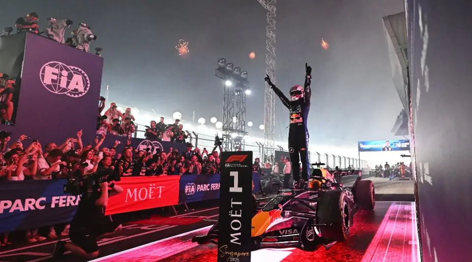 Max Verstappen Singapur Formula 1 Grand Prix'sini Kazandı