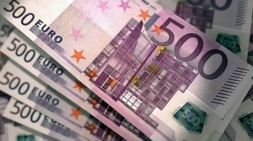 Avrupa'daki Belirsizlikler Euroyu Değer Kaybına Uğrattı
