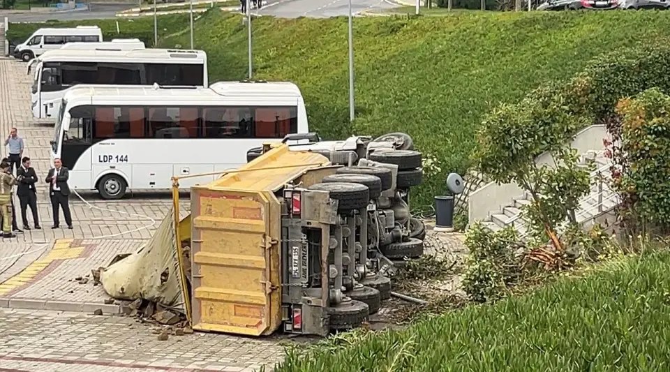 İSKİ Genel Müdürlüğü Bahçesinde Kamyon Kazası: 2 Yaralı