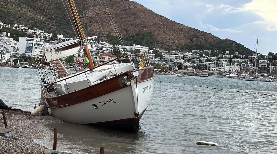 Bodrum'da 2,5 Milyon TL'lik Yelkenli Tekne Fırtınada Karaya Oturdu