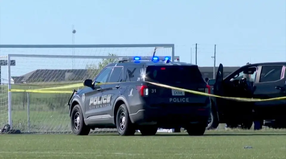 Kansas'ta araç futbol sahasına daldı: 2 kişi öldü