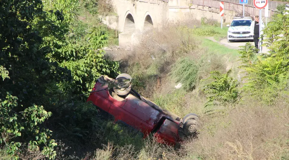 Amasya'da faciadan dönüldü: Minibüs dereye uçtu, 9 yaralı