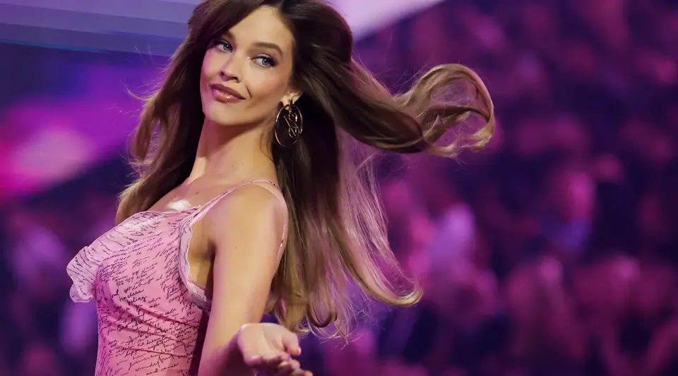Barbara Palvin doğumdan 6 hafta sonra Victoria's Secret defilesinde yürüdü