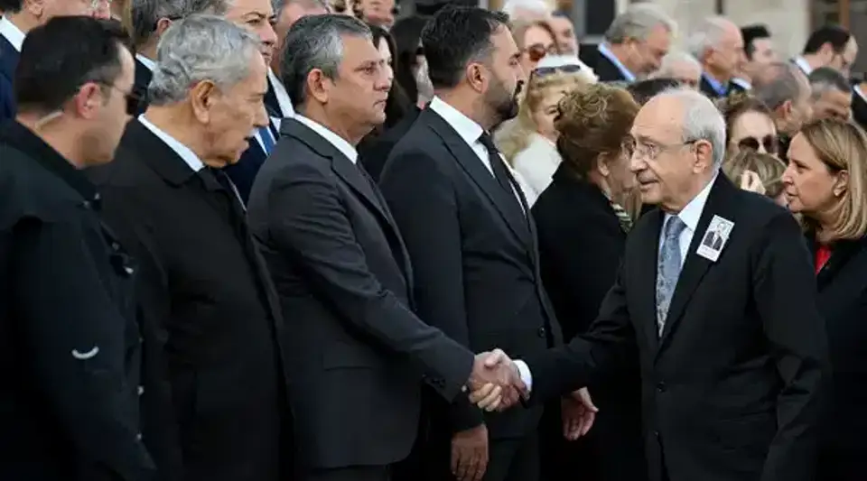 Özel ve Kılıçdaroğlu Eski Milletvekili Gülay'ın Cenazesinde Karşı Karşıya Geldi