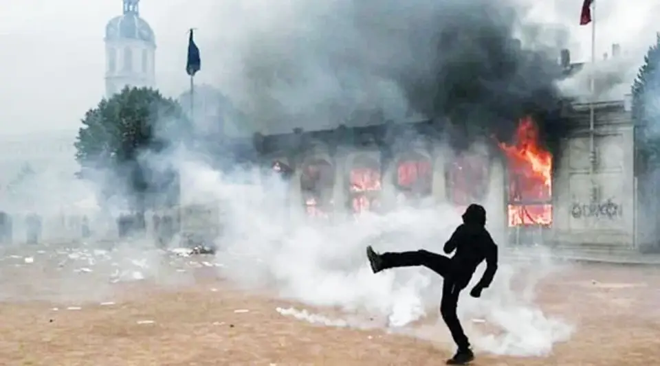Fransa'da protestolar siyasete sıçradı: İstifa ve olağanüstü hal uyarısı