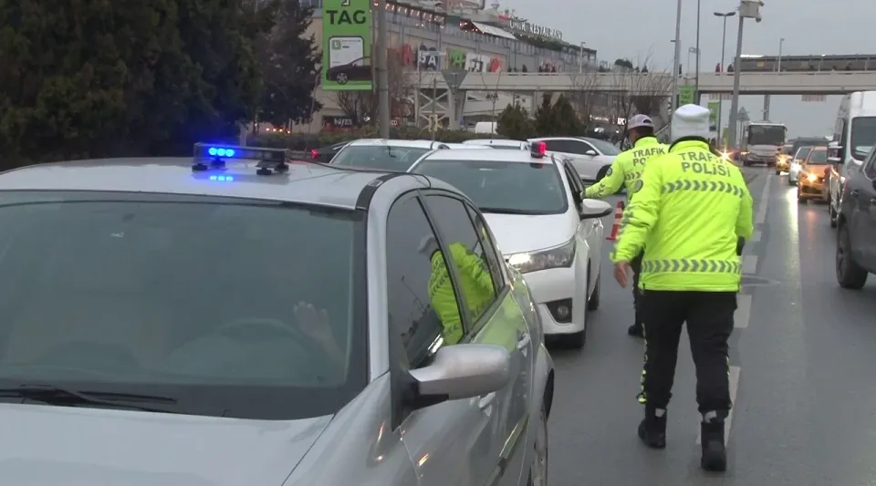 Polis çakarlı araçlarda artış var! Yol güvenliğimiz tehlikede