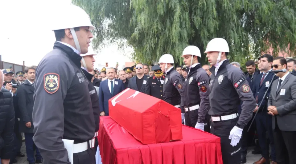 Şehit Polis Mehmet Tozun'un Cenazesinde Yürek Burkan Detay: 4 Yaşındaki Kızının Babasına Son Bakışı