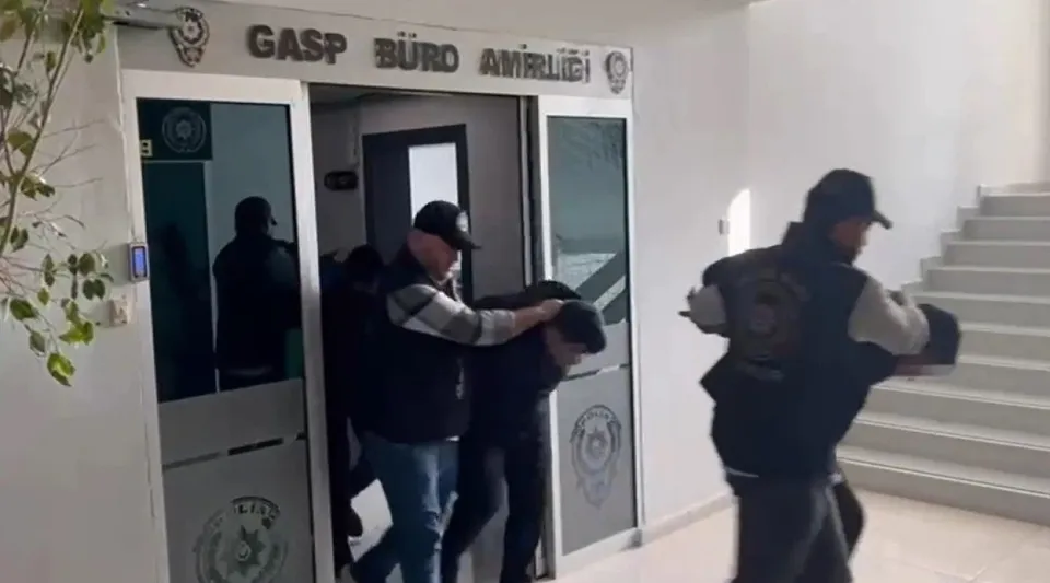 Polis Olduklarını Söyleyip Binlerce Lira Gasbettiler!