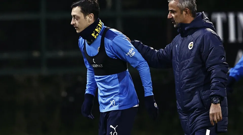 Mesut Özil'in İsmail Kartal'ı Tehdit Ettiği İddiasına Yalanlama