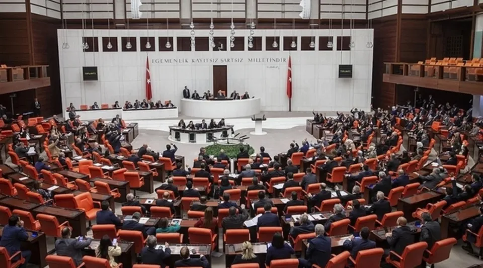 Emekli Bayram İkramiyesi 4 Bin Lira Oldu: Teklif Meclis'te Yasalaştı