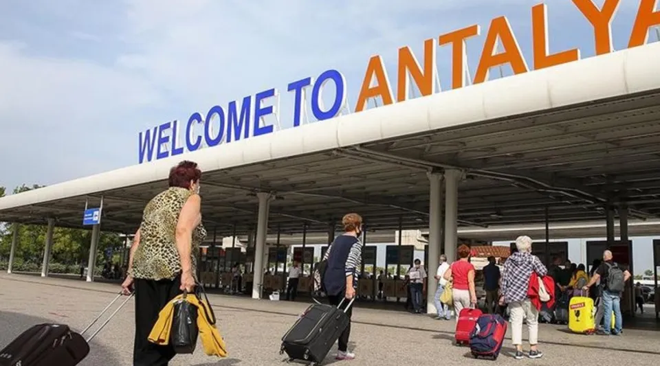 Antalya Havalimanı'nda Fahiş Fiyat İsyanı: Alman Turistler Şoke Oldu!