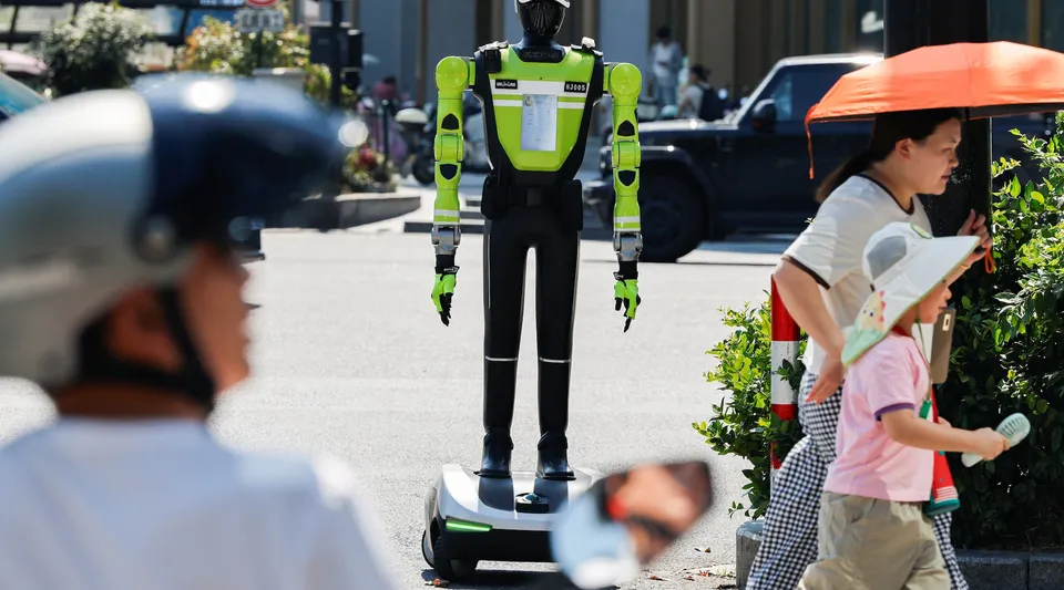 Çin sokaklarında robot polisler trafik denetimine başladı
