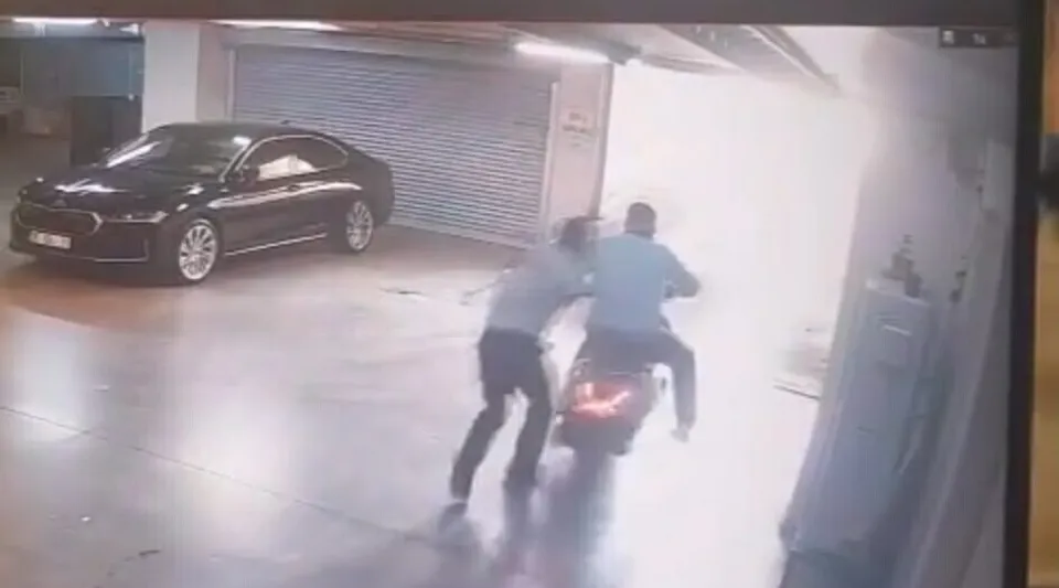 İzmir Çiğli'de belediye başkanının makam aracına silahlı saldırı