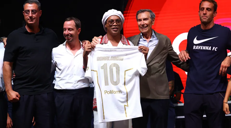 Ronaldinho futbola döndü: Ravenna FC'ye imza attı ve hisse aldı