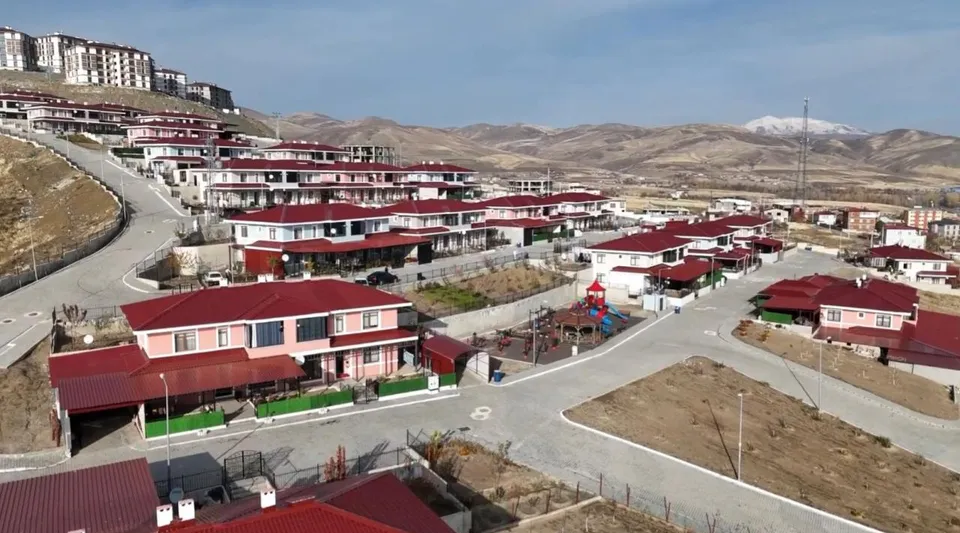 Ahıska Türkü Aileler Bitlis Ahlat'ta Yeni Konutlarına Yerleşiyor