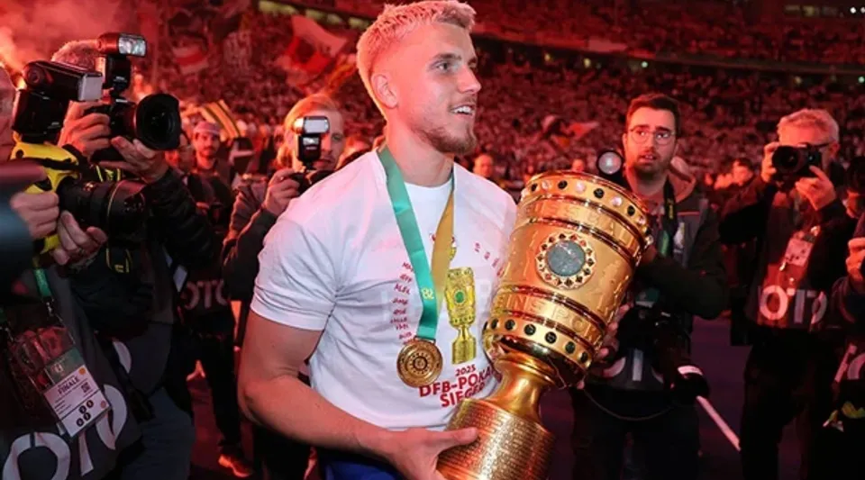 Galatasaray Demirovic için teklifi 18 milyon Euro'ya yükseltti