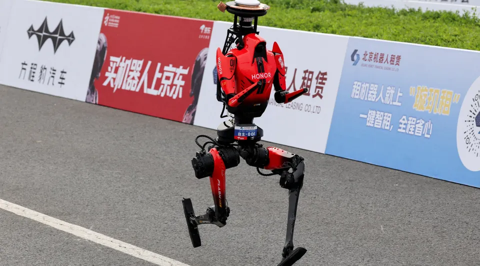 İnsansı robot Usain Bolt'un 17 yıllık rekorunu kırdı