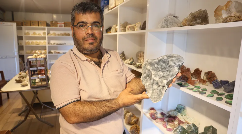Ayağına taş takılan biyolog 10 yılda 15 bin taş topladı