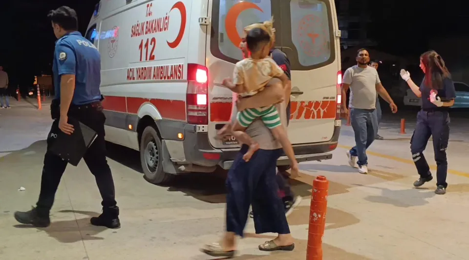 Tartışmada silahlar çekildi. Yoldan geçen baba ve oğlu yaralandı