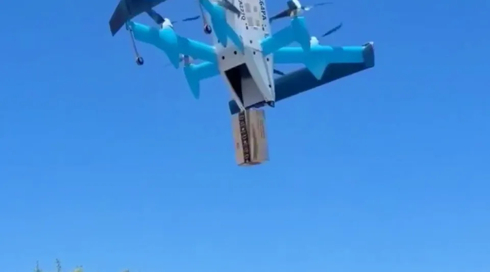 Amazon kargo dronu Texas'ta bir kadının siparişini havuza bıraktı