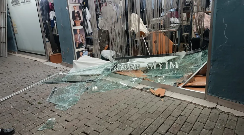 Bursa'da dükkana dalan sürücü aracı bırakıp kaçtı