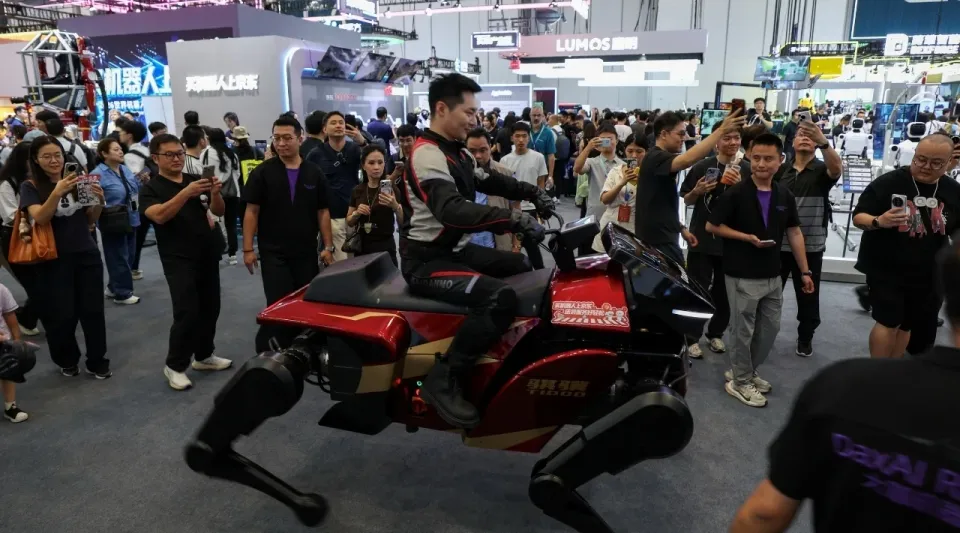 Dört ayaklı robot at Qiji X1 Dünya Robot Konferansı'nda tanıtıldı