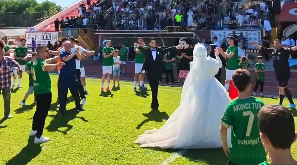 Gelin ve damat tribünde maç izledi, sahada çiftetelli oynadı